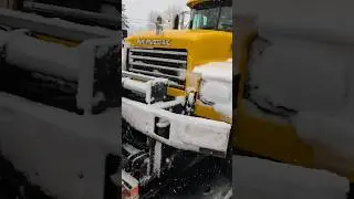 2001 Mack RD Snow Plow Truck Startup 12L Mack E7 engine