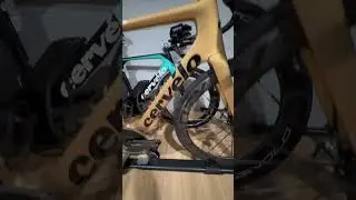 Велосипед Cervelo P-Series с колесами Cadex Ultra 50 Disc, седлом Berk Lupina и компонентами SRAM.