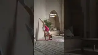 Фанки эка пада бакасана у стены