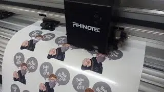 Proses cutting sticker vinyl A3 di Ayo Printing Denpasar - Bali info order wa 081918144464