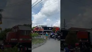 KA 302 Parcel Tengah | Lokomotif RNB #keretaapi #train #railroadcrossing #perlintasankeretaapi