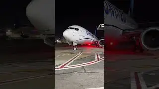 United Airlines Boeing 737 MAX 8 pulling into the gate at Burbank Airport! #aviation #boeing #737max