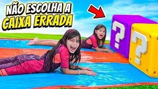 N&Atilde;O ESCOLHA A CAIXA ERRADA || Deslize com &aacute;gua na caixa certa! | J&eacute;ssica Godar e Laurinha e Helen