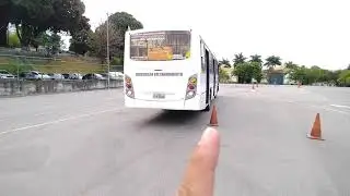 Baliza com &ocirc;nibus em cones.
