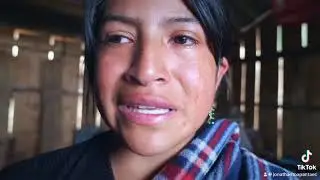 Niños huérfanos viven en la montaña alejados de la civilización