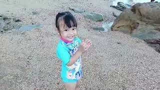 Keseruan Hana main di pantai banyak pasirnya