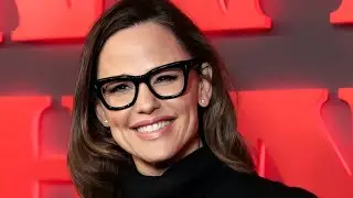 Jennifer Garner&rsquo;s Stylish Switch: Why She&rsquo;s Ditching White Sneakers for Blue Brooks Trainers