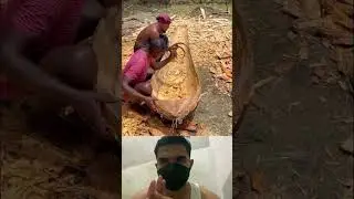 Вырезание из ствола пальмы небольшой деревянной лодки