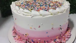 Bolo decorado com confeitos coloridos/Simples e encantador