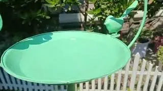 Wonderland Metal 2 in 1 Birdfeeder and bird stand Stand Green Color