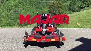 Plateau de coupe frontal mulching dans de l'herbe haute.