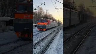 ВЛ10У-968 с грузовым поездом следует мимо о.п. Заветы Ильича
