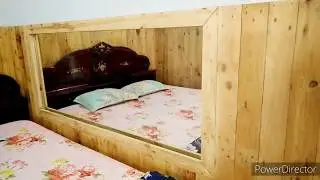 Refurbished motel room with pallets on the wall (T&acirc;n trang ph&ograve;ng trọ với gỗ pallet)