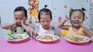 Chị em sinh ba vui đùa cùng nhau chờ mẹ nấu ăn 
