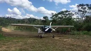 Landung einer Propeller-Maschine im Urwald