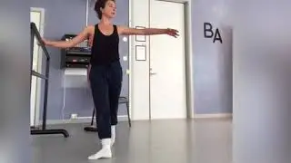 House Friendly Ballet Barre. 9 - Battement Cloche