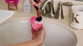 BrushEgg&trade; (Colour Edition) - Nettoyez vos pinceaux &agrave; maquillage