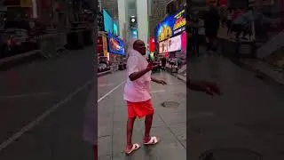BABA LEVO APIGIA MSWAKI TIMES SQUARE MAREKANI/POLISI WAKIWA KANDO/UTACHEKA VITUKO VYAKE
