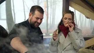România în bucate: Salată de vinete coapte pe jar, tocaniţă de ceapă cu pui şi turte pe plită