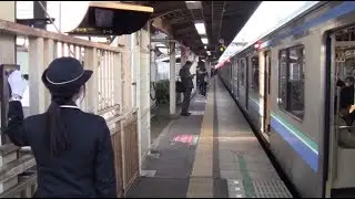 【埼京線】70-000系 十条入線発車  美人女性車掌 発車メロディと上下線 踏切番の白旗確認(SAIKYO LINE Beautiful Woman Condoctor in JUJO)