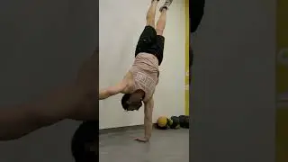 #calisthenics #handbalance #handbalancing #onearmhandstand #flexibility
