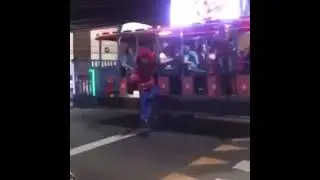 'Fof&atilde;o' &eacute; atropelado por moto ao descer de carreta furac&atilde;o em Caldas Novas