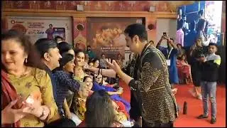 Kumar Sanu's Unforgettable Fan Moment: Singer Steps Down from Stage to Sing with Fans!