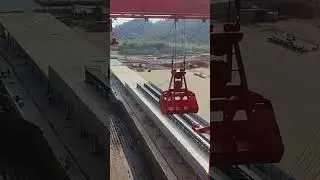 Setting grab bucket shipunloader