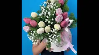 Букет клубника в шоколаде и Нобилис. Новогодняя композиция 740. Leora Flowers дом цветочной моды