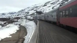 Toget ankommer Riksgr&auml;nsen p&aring; Ofotbanen