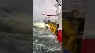 #Rough sea #sealife #extreamweather #seastorm #fishermen