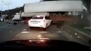 [Epic win] huge truck crash