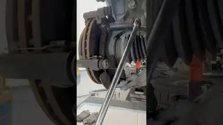 Снятие кронштейна суппорта с помощью 17-миллиметровой головки и тормозной скобы во время ремонта ...