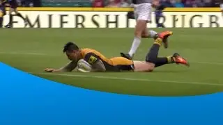 Tusi Pisi scores a try on his debut
