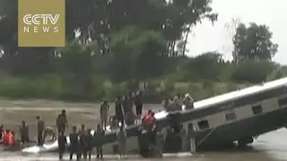 17 killed as train carrying Pakistani soldiers plunges into canal