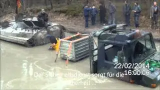 Panzer zieht Unimog aus dem Dreck