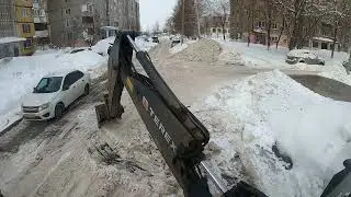 Начал вскрывать дорогу от льда на улице строителей.Погрузчик-экскаватор TEREX.