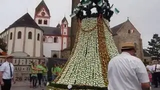 In Bendorf h&auml;ngt die gr&ouml;&szlig;te Eierkrone der Welt