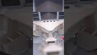 Нашему офису на звездолете нужны столы!