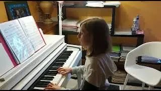 Bach, Menuet in G Minor BWV Anh.115/ Piano. Eva 8 ans