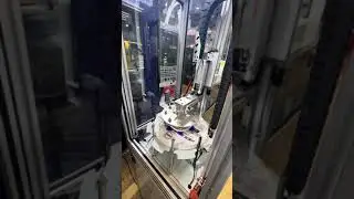 CARTESIAN ROBOT or robotic arm of injection moldig machine for chair with labelling and runner cut