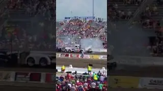 Гоночный тягач потерял двигатель во время соревнований. Racing truck lost drive during the race