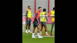 Jamal Musiala walking normally and talking to his temmates at Bayern's training session