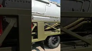 Тяжёлый тягачь с огромной Межконтинентальной Баллистической Ракетой в Транспортно Пусковом Контенере
