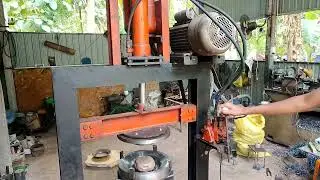 Hydraulic press machine. (Making Clay Pots)