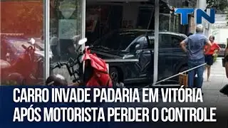 Carro invade padaria em Vitória após motorista perder o controle