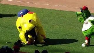 SF@PHI: Iggy takes care of a Giants impersonator