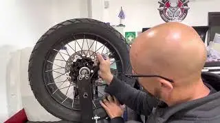 43 alineación y ajuste de rayos del rin trasero de una BMW F850GS