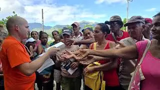 Evangelism in Cuba | Giving out Bibles