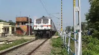 30292 - begumpura express lko - vrs   with a great speed capture on akbarganj station